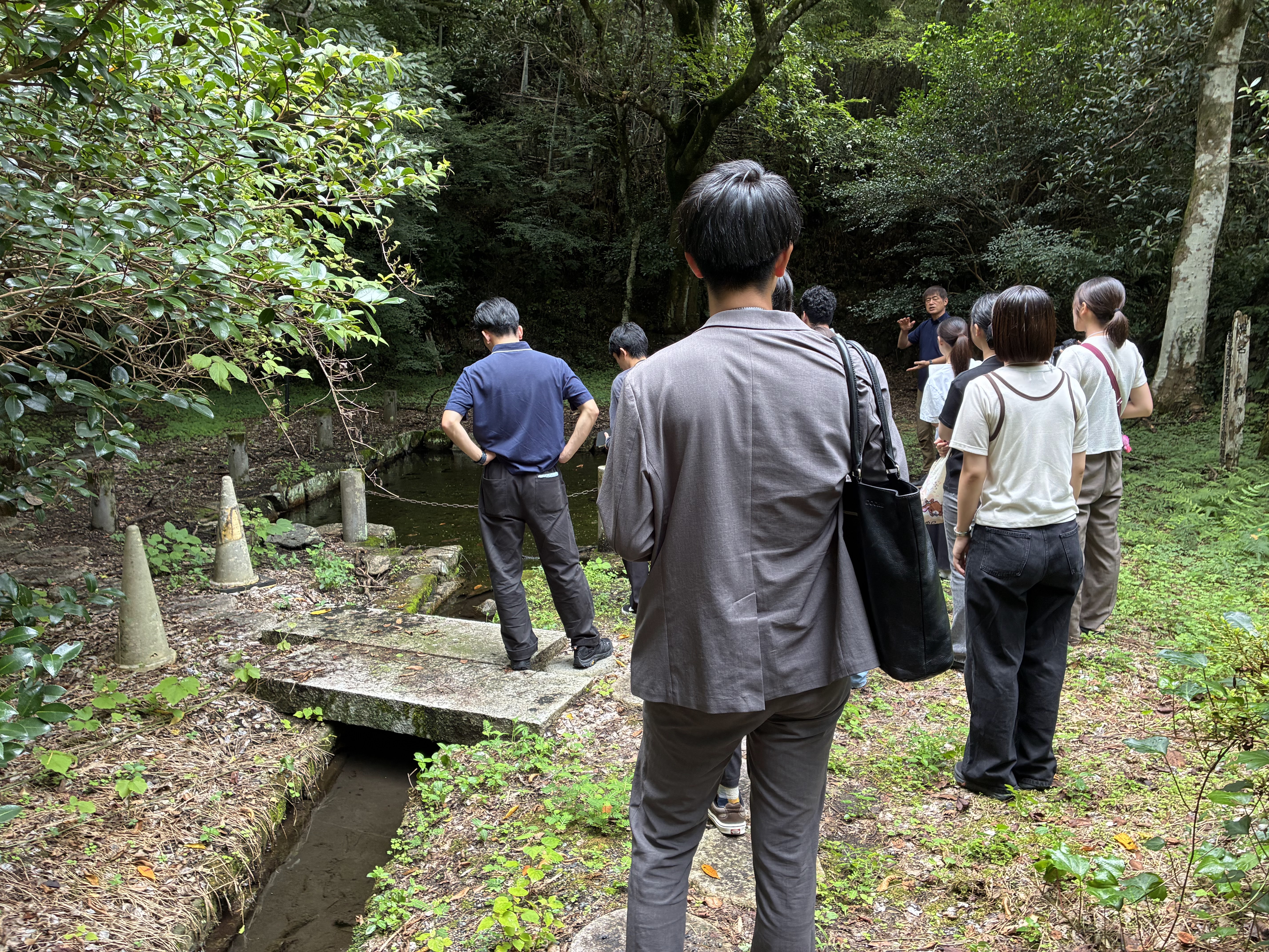 小森温泉の源泉を見学する学生たち