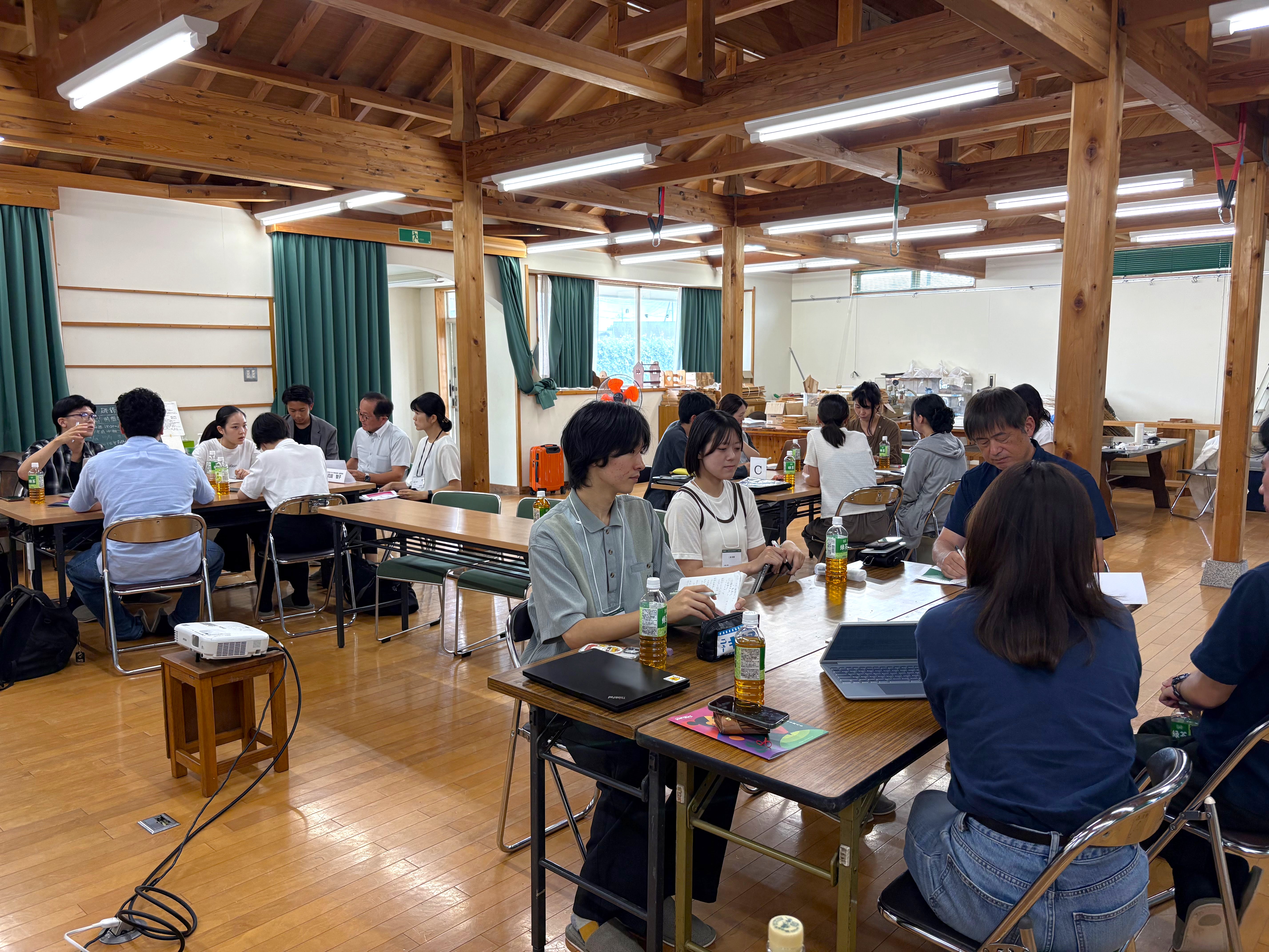グループごとに分かれ、吉備中央町議会議員の黒田議員、地元の事業者さま、クラビズ山崎からフィードバックをもらう学生たち。