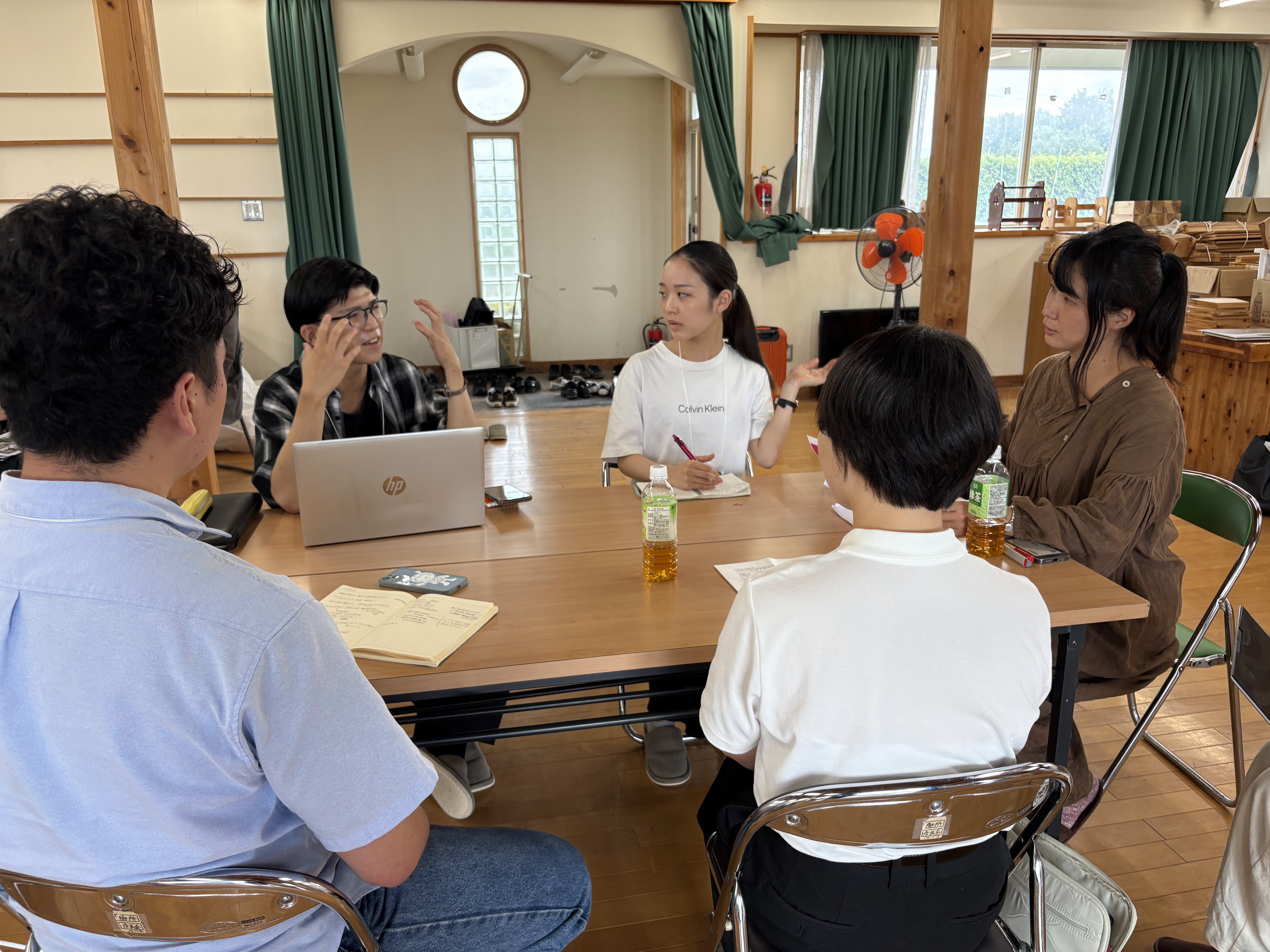 事前課題で考えた新規事業プランに対して意見を交わす学生とクラビズ山崎